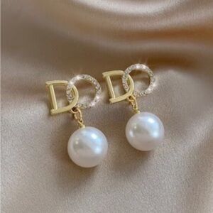 Elegant Gold and Pearl Earrings